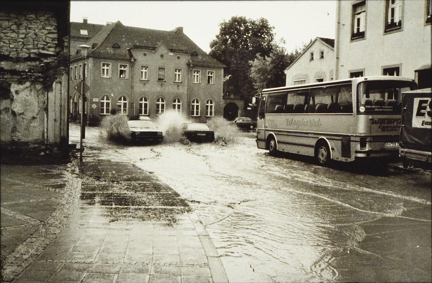 Dass die Altmühl in und rund um Treuchtlingen über die Ufer tritt, ist nichts Neues. Vor allem früher, als der Fluss noch begradigt und in ein enges, künstliches Bett gepresst war, stieg das Wasser bei Schneeschmelze und Dauerregen manchmal bis weit in die Hauptstraße. Und auch aus den Bächen oder vom Patrich drohte bisweilen nasses Ungemach. Das zeigen einige unserer Archivaufnahmen aus den 1950er bis 2010er Jahren eindrucksvoll - hier vermutlich aus den 1970er oder 1980er Jahren.