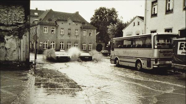 Dass die Altmühl in und rund um Treuchtlingen über die Ufer tritt, ist nichts Neues. Vor allem früher, als der Fluss noch begradigt und in ein enges, künstliches Bett gepresst war, stieg das Wasser bei Schneeschmelze und Dauerregen manchmal bis weit in die Hauptstraße. Und auch aus den Bächen oder vom Patrich drohte bisweilen nasses Ungemach. Das zeigen einige unserer Archivaufnahmen aus den 1950er bis 2010er Jahren eindrucksvoll - hier vermutlich aus den 1970er oder 1980er Jahren.