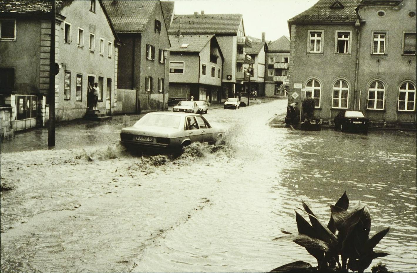 Dass die Altmühl in und rund um Treuchtlingen über die Ufer tritt, ist nichts Neues. Vor allem früher, als der Fluss noch begradigt und in ein enges, künstliches Bett gepresst war, stieg das Wasser bei Schneeschmelze und Dauerregen manchmal bis weit in die Hauptstraße. Und auch aus den Bächen oder vom Patrich drohte bisweilen nasses Ungemach. Das zeigen einige unserer Archivaufnahmen aus den 1950er bis 2010er Jahren eindrucksvoll - hier vermutlich aus den 1970er oder 1980er Jahren.