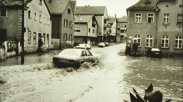 Dass die Altmühl in und rund um Treuchtlingen über die Ufer tritt, ist nichts Neues. Vor allem früher, als der Fluss noch begradigt und in ein enges, künstliches Bett gepresst war, stieg das Wasser bei Schneeschmelze und Dauerregen manchmal bis weit in die Hauptstraße. Und auch aus den Bächen oder vom Patrich drohte bisweilen nasses Ungemach. Das zeigen einige unserer Archivaufnahmen aus den 1950er bis 2010er Jahren eindrucksvoll - hier vermutlich aus den 1970er oder 1980er Jahren.