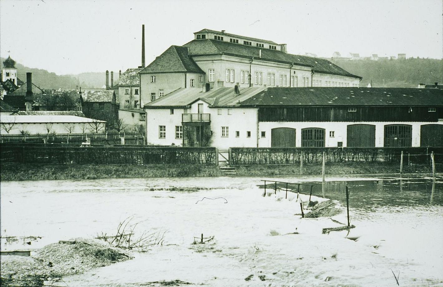 Dass die Altmühl in und rund um Treuchtlingen über die Ufer tritt, ist nichts Neues. Vor allem früher, als der Fluss noch begradigt und in ein enges, künstliches Bett gepresst war, stieg das Wasser bei Schneeschmelze und Dauerregen manchmal bis weit in die Hauptstraße. Und auch aus den Bächen oder vom Patrich drohte bisweilen nasses Ungemach. Das zeigen einige unserer Archivaufnahmen aus den 1950er bis 2010er Jahren eindrucksvoll - hier vermutlich aus den 1960er oder 1970er Jahren.