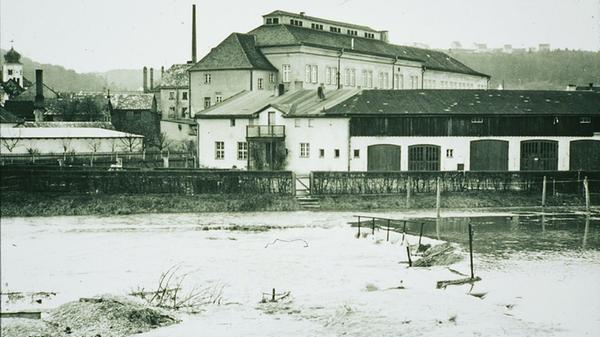 Dass die Altmühl in und rund um Treuchtlingen über die Ufer tritt, ist nichts Neues. Vor allem früher, als der Fluss noch begradigt und in ein enges, künstliches Bett gepresst war, stieg das Wasser bei Schneeschmelze und Dauerregen manchmal bis weit in die Hauptstraße. Und auch aus den Bächen oder vom Patrich drohte bisweilen nasses Ungemach. Das zeigen einige unserer Archivaufnahmen aus den 1950er bis 2010er Jahren eindrucksvoll - hier vermutlich aus den 1960er oder 1970er Jahren.