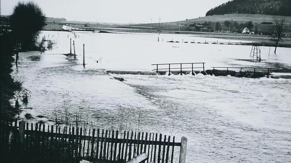 Dass die Altmühl in und rund um Treuchtlingen über die Ufer tritt, ist nichts Neues. Vor allem früher, als der Fluss noch begradigt und in ein enges, künstliches Bett gepresst war, stieg das Wasser bei Schneeschmelze und Dauerregen manchmal bis weit in die Hauptstraße. Und auch aus den Bächen oder vom Patrich drohte bisweilen nasses Ungemach. Das zeigen einige unserer Archivaufnahmen aus den 1950er bis 2010er Jahren eindrucksvoll - hier vermutlich aus den 1960er oder 1970er Jahren.