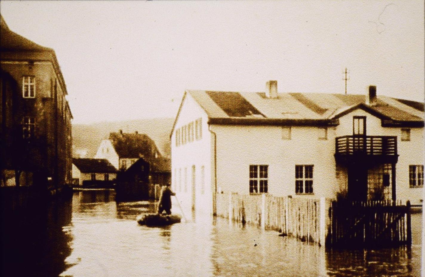 Dass die Altmühl in und rund um Treuchtlingen über die Ufer tritt, ist nichts Neues. Vor allem früher, als der Fluss noch begradigt und in ein enges, künstliches Bett gepresst war, stieg das Wasser bei Schneeschmelze und Dauerregen manchmal bis weit in die Hauptstraße. Und auch aus den Bächen oder vom Patrich drohte bisweilen nasses Ungemach. Das zeigen einige unserer Archivaufnahmen aus den 1930er bis 2010er Jahren eindrucksvoll - hier eine schwer zu datierende Aufnahme, vermutlich aus der Mitte des vorigen Jahrhunderts.