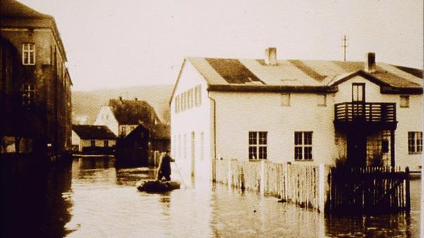 Dass die Altmühl in und rund um Treuchtlingen über die Ufer tritt, ist nichts Neues. Vor allem früher, als der Fluss noch begradigt und in ein enges, künstliches Bett gepresst war, stieg das Wasser bei Schneeschmelze und Dauerregen manchmal bis weit in die Hauptstraße. Und auch aus den Bächen oder vom Patrich drohte bisweilen nasses Ungemach. Das zeigen einige unserer Archivaufnahmen aus den 1930er bis 2010er Jahren eindrucksvoll - hier eine schwer zu datierende Aufnahme, vermutlich aus der Mitte des vorigen Jahrhunderts.