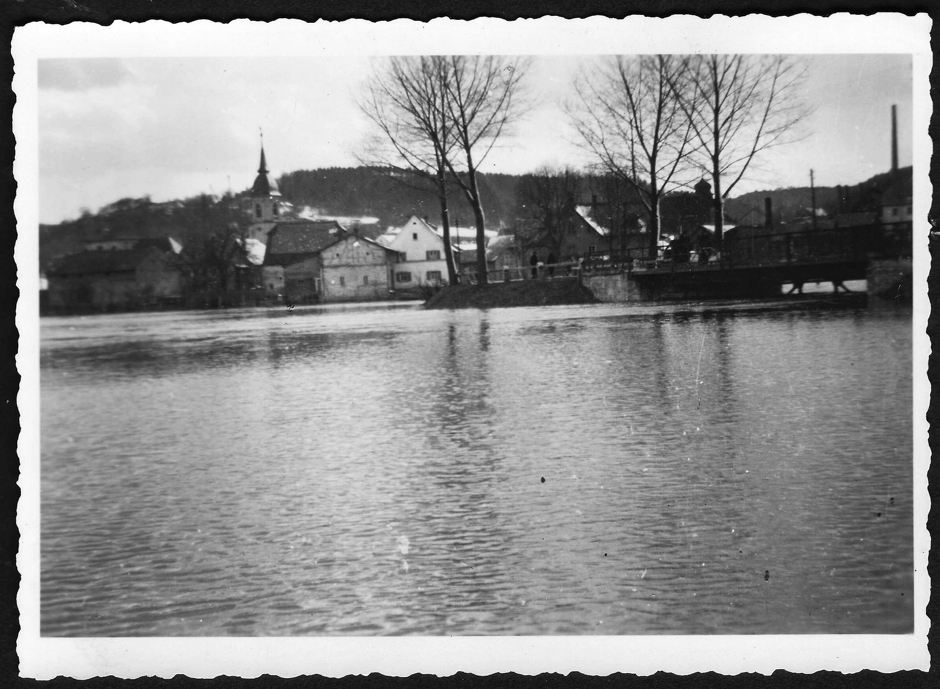 Dass die Altmühl in und rund um Treuchtlingen über die Ufer tritt, ist nichts Neues. Vor allem früher, als der Fluss noch begradigt und in ein enges, künstliches Bett gepresst war, stieg das Wasser bei Schneeschmelze und Dauerregen manchmal bis weit in die Hauptstraße. Und auch aus den Bächen oder vom Patrich drohte bisweilen nasses Ungemach. Das zeigen einige unserer Archivaufnahmen aus den 1930er bis 2010er Jahren eindrucksvoll - hier vermutlich aus der Mitte des vorigen Jahrhunderts.