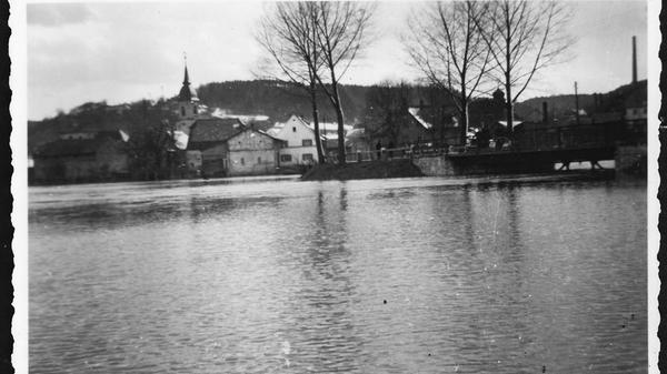 Dass die Altmühl in und rund um Treuchtlingen über die Ufer tritt, ist nichts Neues. Vor allem früher, als der Fluss noch begradigt und in ein enges, künstliches Bett gepresst war, stieg das Wasser bei Schneeschmelze und Dauerregen manchmal bis weit in die Hauptstraße. Und auch aus den Bächen oder vom Patrich drohte bisweilen nasses Ungemach. Das zeigen einige unserer Archivaufnahmen aus den 1930er bis 2010er Jahren eindrucksvoll - hier vermutlich aus der Mitte des vorigen Jahrhunderts.