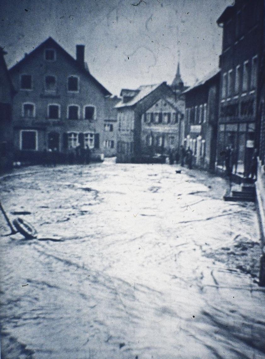 Dass die Altmühl in und rund um Treuchtlingen über die Ufer tritt, ist nichts Neues. Vor allem früher, als der Fluss noch begradigt und in ein enges, künstliches Bett gepresst war, stieg das Wasser bei Schneeschmelze und Dauerregen manchmal bis weit in die Hauptstraße. Und auch aus den Bächen oder vom Patrich drohte bisweilen nasses Ungemach. Das zeigen einige unserer Archivaufnahmen aus den 1930er bis 2010er Jahren eindrucksvoll - hier vermutlich aus der Mitte des vorigen Jahrhunderts.