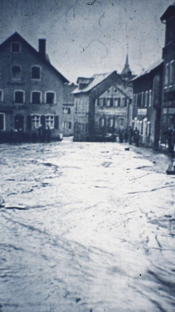 Dass die Altmühl in und rund um Treuchtlingen über die Ufer tritt, ist nichts Neues. Vor allem früher, als der Fluss noch begradigt und in ein enges, künstliches Bett gepresst war, stieg das Wasser bei Schneeschmelze und Dauerregen manchmal bis weit in die Hauptstraße. Und auch aus den Bächen oder vom Patrich drohte bisweilen nasses Ungemach. Das zeigen einige unserer Archivaufnahmen aus den 1930er bis 2010er Jahren eindrucksvoll - hier vermutlich aus der Mitte des vorigen Jahrhunderts.