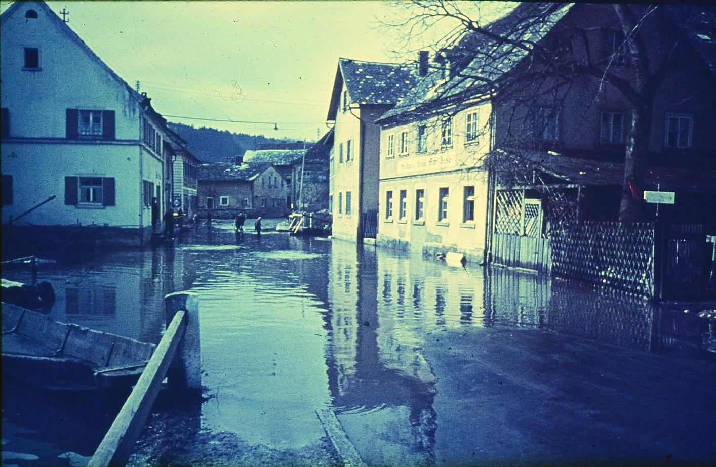 Dass die Altmühl in und rund um Treuchtlingen über die Ufer tritt, ist nichts Neues. Vor allem früher, als der Fluss noch begradigt und in ein enges, künstliches Bett gepresst war, stieg das Wasser bei Schneeschmelze und Dauerregen manchmal bis weit in die Hauptstraße. Und auch aus den Bächen oder vom Patrich drohte bisweilen nasses Ungemach. Das zeigen einige unserer Archivaufnahmen aus den 1930er bis 2010er Jahren eindrucksvoll - hier vermutlich aus der ersten Hälfte des vorigen Jahrhunderts.