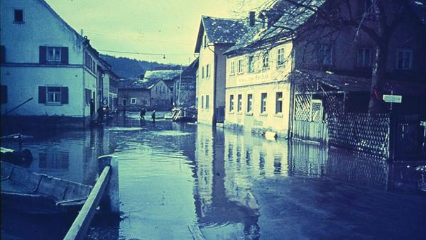Dass die Altmühl in und rund um Treuchtlingen über die Ufer tritt, ist nichts Neues. Vor allem früher, als der Fluss noch begradigt und in ein enges, künstliches Bett gepresst war, stieg das Wasser bei Schneeschmelze und Dauerregen manchmal bis weit in die Hauptstraße. Und auch aus den Bächen oder vom Patrich drohte bisweilen nasses Ungemach. Das zeigen einige unserer Archivaufnahmen aus den 1930er bis 2010er Jahren eindrucksvoll - hier vermutlich aus der ersten Hälfte des vorigen Jahrhunderts.