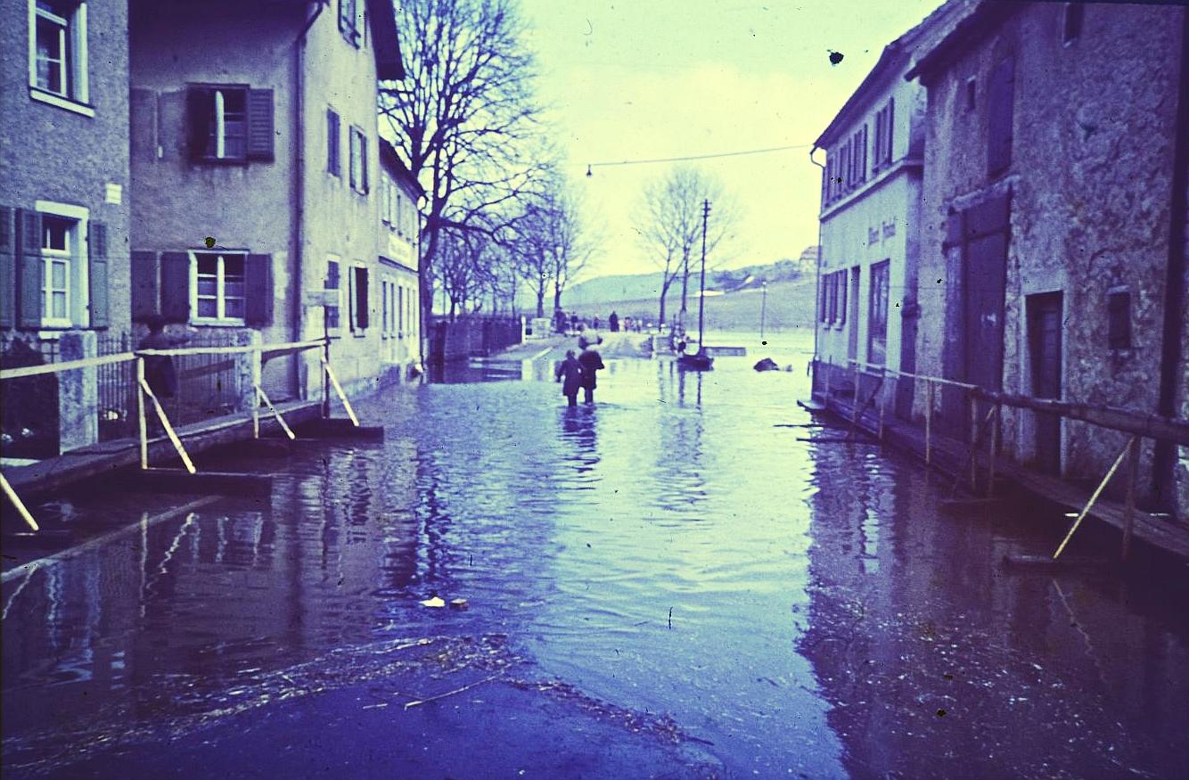 Dass die Altmühl in und rund um Treuchtlingen über die Ufer tritt, ist nichts Neues. Vor allem früher, als der Fluss noch begradigt und in ein enges, künstliches Bett gepresst war, stieg das Wasser bei Schneeschmelze und Dauerregen manchmal bis weit in die Hauptstraße. Und auch aus den Bächen oder vom Patrich drohte bisweilen nasses Ungemach. Das zeigen einige unserer Archivaufnahmen aus den 1930er bis 2010er Jahren eindrucksvoll - hier vermutlich aus der ersten Hälfte des vorigen Jahrhunderts.