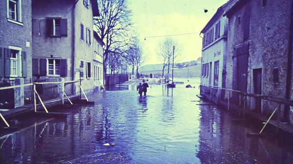 Dass die Altmühl in und rund um Treuchtlingen über die Ufer tritt, ist nichts Neues. Vor allem früher, als der Fluss noch begradigt und in ein enges, künstliches Bett gepresst war, stieg das Wasser bei Schneeschmelze und Dauerregen manchmal bis weit in die Hauptstraße. Und auch aus den Bächen oder vom Patrich drohte bisweilen nasses Ungemach. Das zeigen einige unserer Archivaufnahmen aus den 1930er bis 2010er Jahren eindrucksvoll - hier vermutlich aus der ersten Hälfte des vorigen Jahrhunderts.