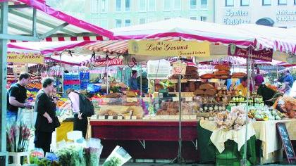 „Mit Lebe Gesund gesund leben“: An diesem Stand auf dem Hauptmarkt wird Biokost verkauft. Der Erlös, so berichten Aussteiger, fließt zum großen Teil an die pseudoreligiöse Glaubensgemeinschaft von Gabriele Wittek. „Mit Lebe Gesund gesund leben“: An diesem Stand auf dem Hauptmarkt wird Biokost verkauft. Der Erlös, so berichten Aussteiger, fließt zum großen Teil an die pseudoreligiöse Glaubensgemeinschaft von Gabriele Wittek.