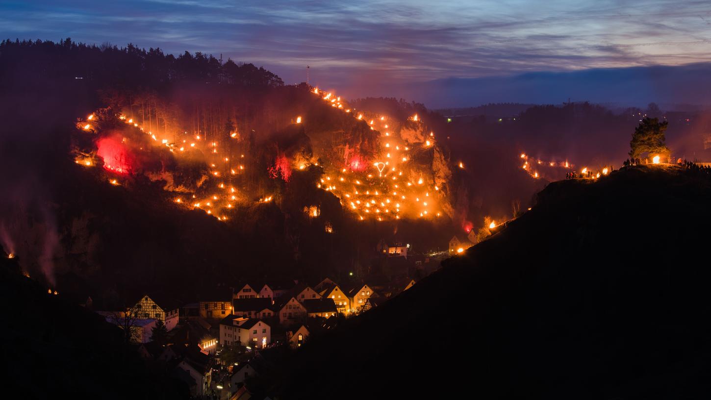 Feuerspektakel in Pottenstein: Wie jedes Jahr am Dreikönigstag kamen Tausende Besucher in die Fränkische Schweiz, um das Lichterfest zu bestaunen.