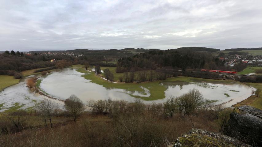Nach den vielen Niederschlägen wuren auch die Wiesen am Lochberg in Pegnitz überschwemmt.