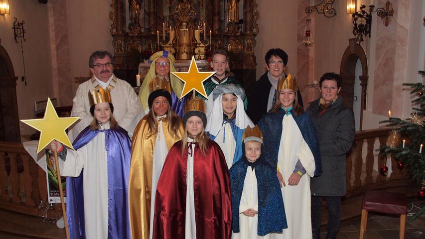 Die Sternsinger wurden am Samstag im Gottesdienst zu Heilig Drei König von Pfarrer Gerner ausgesandt und zogen anschließend in zwei Gruppen in Zell und Eysölden von Haus zu Haus.
