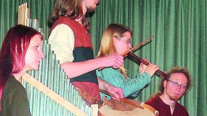 Instrumente, Kleidung, Melodien — das Ensemble „Nimmersêlich“ versucht möglichst originalgetreue Mittelalter-Musik an die Hörer zu bringen. Instrumente, Kleidung, Melodien — das Ensemble „Nimmersêlich“ versucht möglichst originalgetreue Mittelalter-Musik an die Hörer zu bringen.