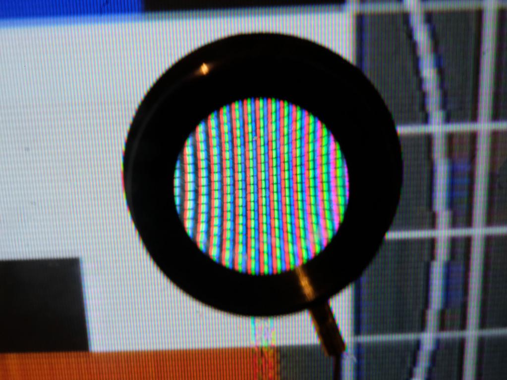 Der Blick durch eine Lupe zeigt: Jeder Bildpunkt auf einem alten Röhrenbildschirm lässt sich einer Farbe zuordnen.