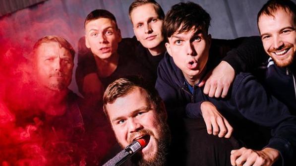 Feine Sahne Fischfilet sind gerade nicht nur eine der besten aufstrebenden, jungen Punk-Bands des Landes, sondern vielleicht auch eins der spannendsten Phänomene im deutschsprachigen Musikzirkus.