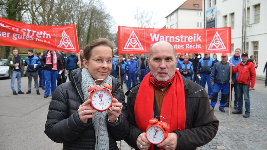 Warnstreiks: 200 Metaller protestieren in Schwabach für mehr Lohn