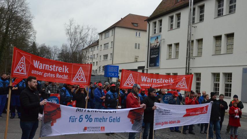 Warnstreiks: 200 Metaller protestieren in Schwabach für mehr Lohn
