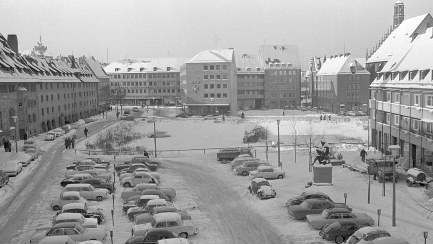 Nicht mehr lange freies Feld: die Fläche zwischen Bischof-Meiser-Straße (hinten) und Hans-Sachs-Platz, Spital- (links) und Hans-Sachs-Gasse wird bebaut, sobald Schnee und Eis gewichen sind und die Arbeiten möglich machen. Hier geht es zum Kalenderblatt vom 13. Januar 1968: Neuer Punkt im alten Bild