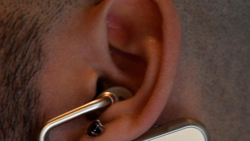 Klobig war gestern: Der "Xperia Ear Open Style"-Konzept-Kopfhörer soll beim Tragen kaum zu spüren sein.
