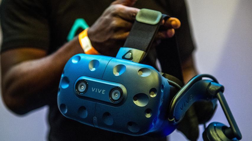 Mehr Pixel, bessere Kopfhörer und mehr Komfort: Die Firma HTC hat ihrer Virtual-Reality-Brille "Vive" ein Upgrade spendiert.