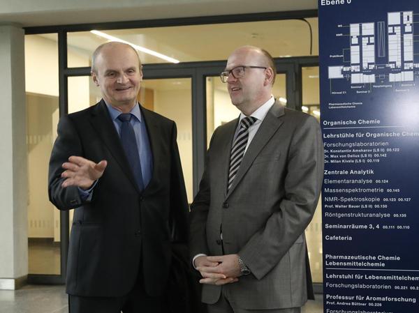 Johannes von Hebel (re.) und Heinz Brenner erläutern das Sponsoring ihrer Organisationen.