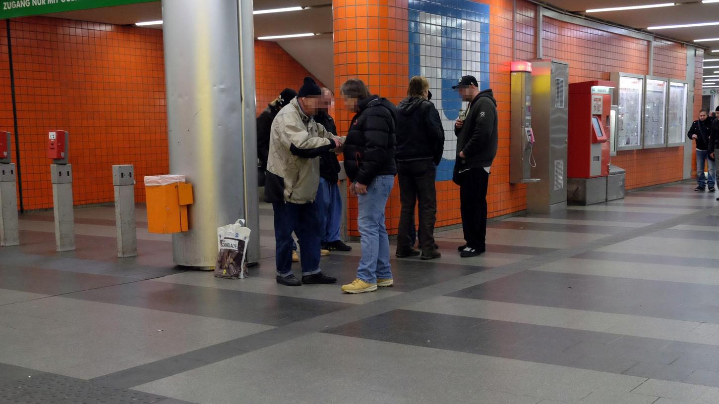 Auch wenn das Teilzeit-Verbot geholfen hat: Richtig verschwunden sind die Saufgelage am Hauptbahnhof nicht.