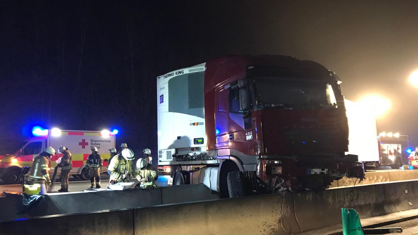 Zwischen den Anschlussstellen Münchberg-Süd und Gefrees kam es am Mittwochmorgen zu einem Unfall mit einem Lkw, welcher durch die Mittelleitplanke der A9 brach.
