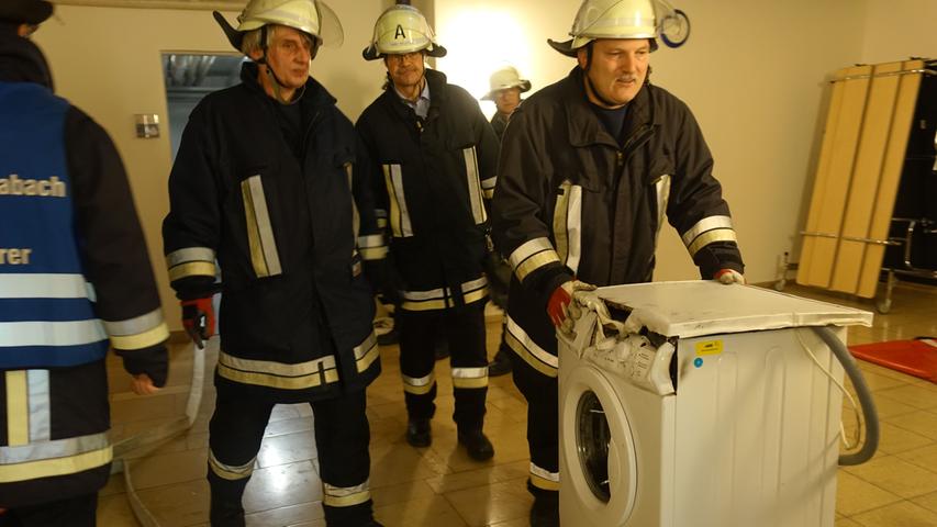 Einsatz an Schwabacher Schule wegen brennender Waschmaschine