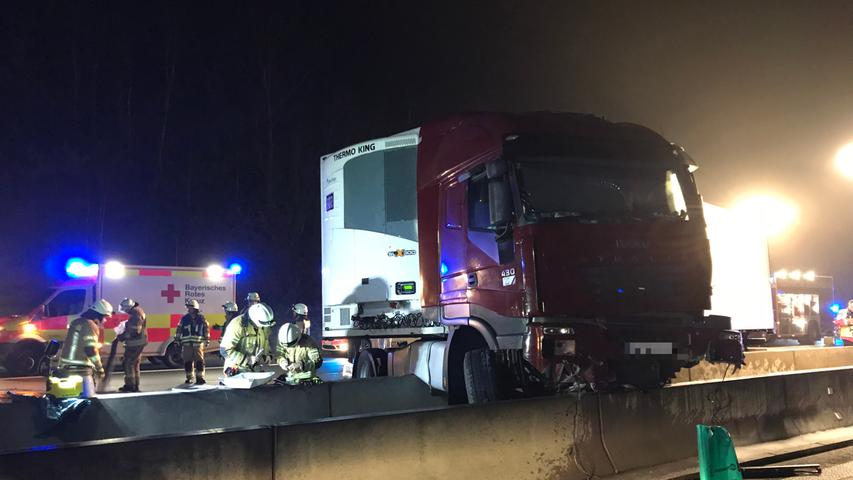 Unfall auf der A9: LKW durchbricht Leitplanke