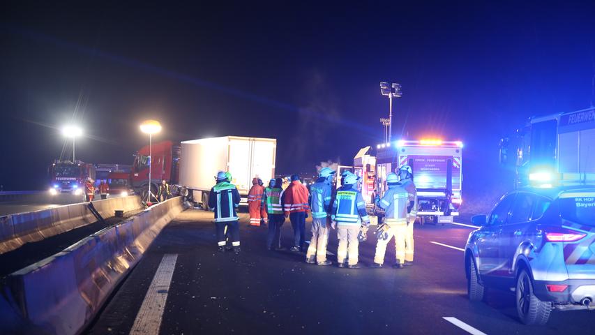 Unfall auf der A9: LKW durchbricht Leitplanke