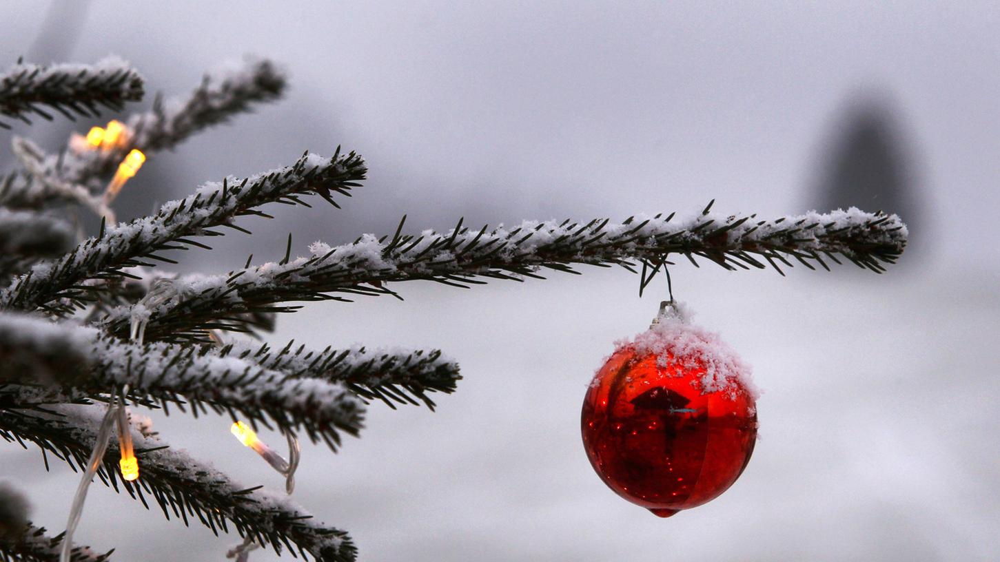 Bevor der Weihnachtsbaum vom letzten Jahr entsorgt werden kann, muss aller Schmuck wie Kugeln, Kerzen und besonders Lametta gründlich entfernt werden.