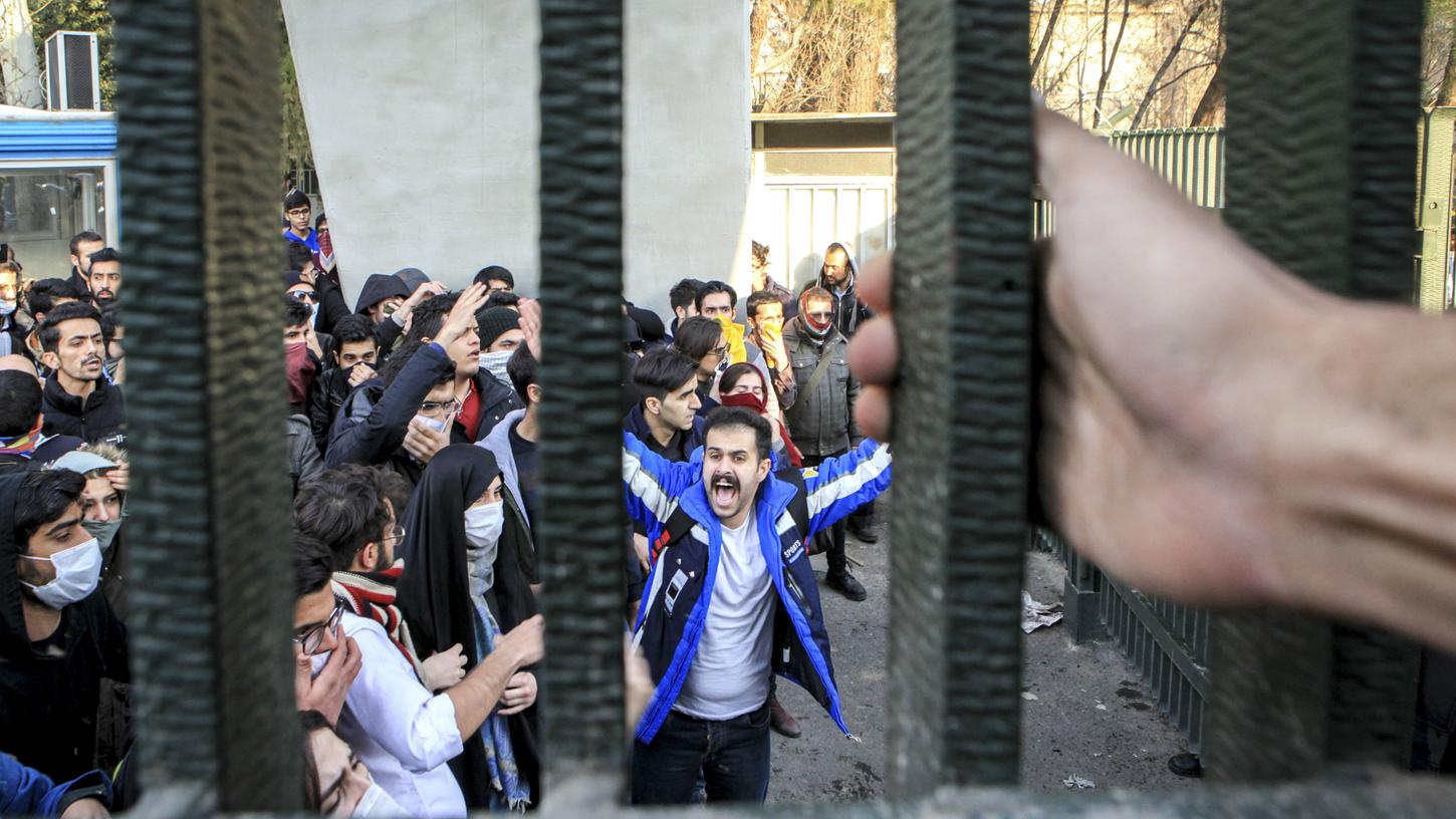 Im Iran regt sich Protest gegen die Regierung, so wie hier Ende Dezember bei einer Demonstration von Studenten in Teheran. Nun will die iranische Justiz soziale Medien wie Instagram und Telegram sperren.