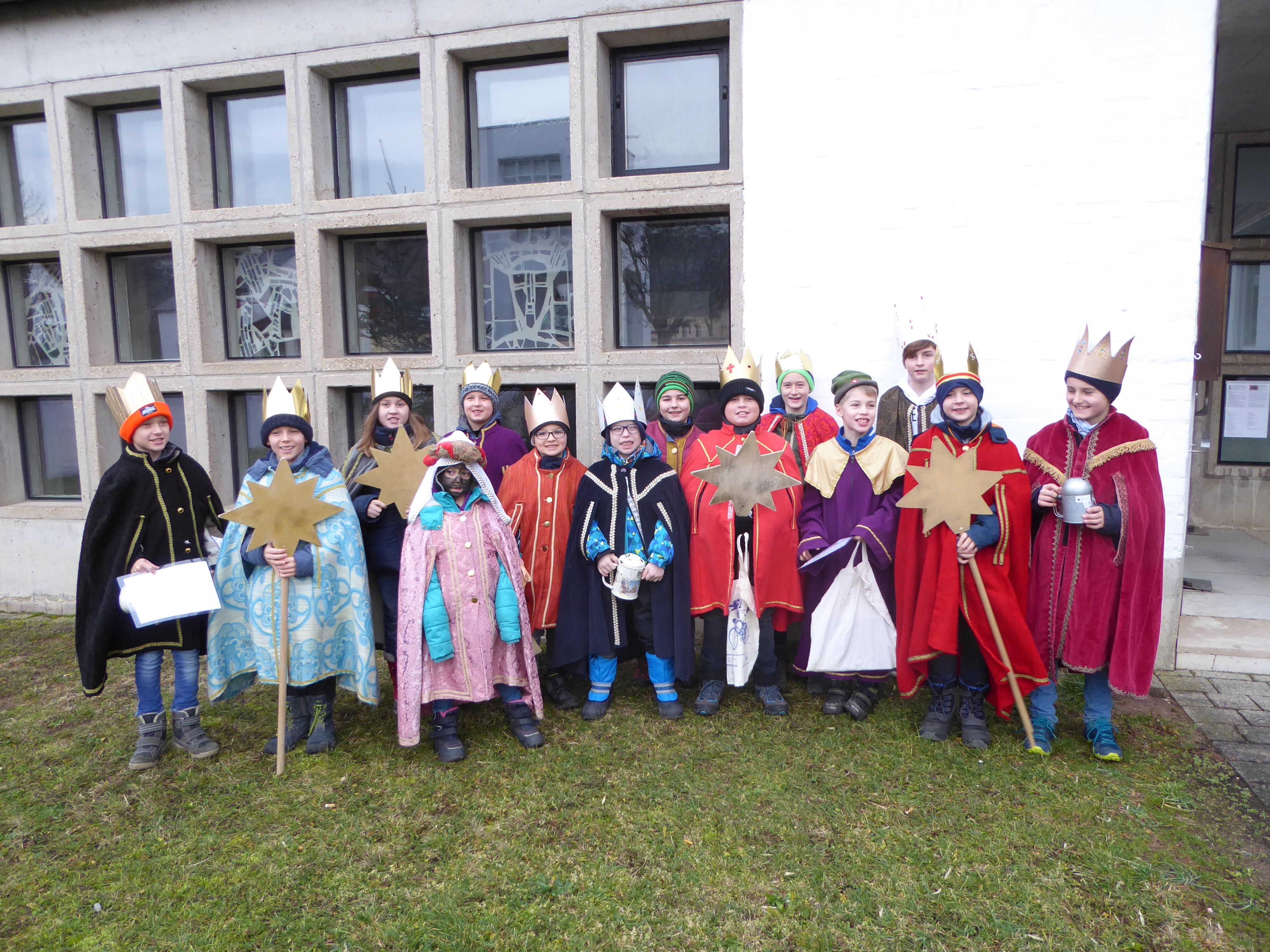 Unter dem Motto der Sternsingeraktion 2018 „Gemeinsam gegen Ausbeutung – Kinderarbeit im Beispielland Indien“ waren heuer bei zum Teil sehr verregnetem Wetter die Sternsinger in den Straßen von Markt Berolzheim, Wettelsheim und Bubenheim unterwegs. Die 25 Kinder und Jugendlichen brachten als Heilige Drei Könige verkleidet den Segen in die Häuser. Dabei sammelten sie für Not leidende Kinder in aller Welt 3156 Euro. Die engagierten Sternsinger erarbeiteten sich im Vorfeld sehr viel Wissen über den Alltag und das Leben der arbeitenden Kinder in Indien, sowie über die Hilfsprojekte, die durch die gesammelten Spenden unterstützt werden.