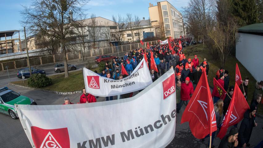 Mehrere hundert Mitarbeiter des Panzerherstellers Krauss-Maffei nahmen im bayerischen Allach mit Plakaten an den Warnstreiks der Metall- und Elektroindustrie teil.
