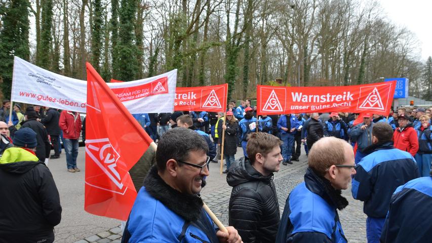 Beim Warnstreik bei der Firma Bergner sprachen die Betriebsratsvorsitzende Susanne Tauber und Franz Spieß von der Schwabacher IG Metall vor den Streikenden.