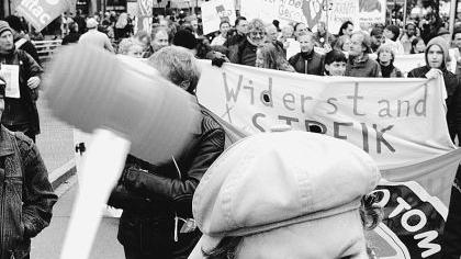 Friedlicher Protest: Mehr als 7000 Menschen aus dem ganzen Bundesgebiet gingen in Nürnberg gegen Hartz IV auf die Straße. Foto: Michael Matejka Friedlicher Protest: Mehr als 7000 Menschen aus dem ganzen Bundesgebiet gingen in Nürnberg gegen Hartz IV auf die Straße. Foto: Michael Matejka