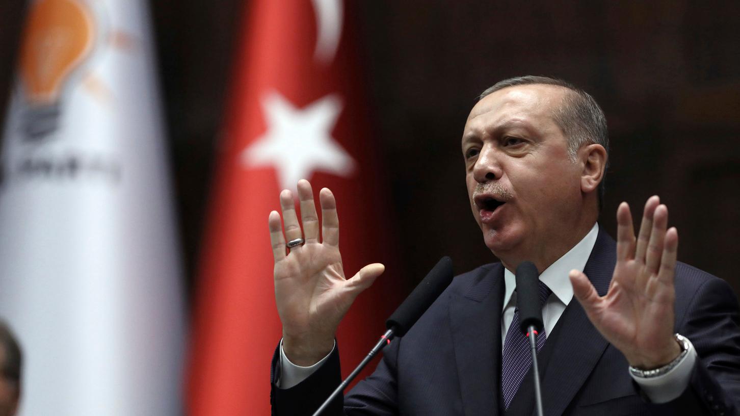 Recep Tayyip Erdogan hat sein Land als Vorreiter der Pressefreiheit gefeiert. Die Öffentlichkeit habe nach ihm das Recht auf "schnelle, richtige und unparteiische Nachrichten". Die Demokratie würde dies gewährleisten.