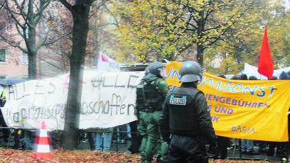 Unterstützungskommando und Bereitschaftspolizei hatten die Demonstranten in der Regensburger Straße scharf im Blick. Die Schlusskundgebung vor der Bundesagentur verlief dann friedlich, befürchtete Steinwürfe blieben aus. Foto: Hafenrichter Unterstützungskommando und Bereitschaftspolizei hatten die Demonstranten in der Regensburger Straße scharf im Blick. Die Schlusskundgebung vor der Bundesagentur verlief dann friedlich, befürchtete Steinwürfe blieben aus. Foto: Hafenrichter