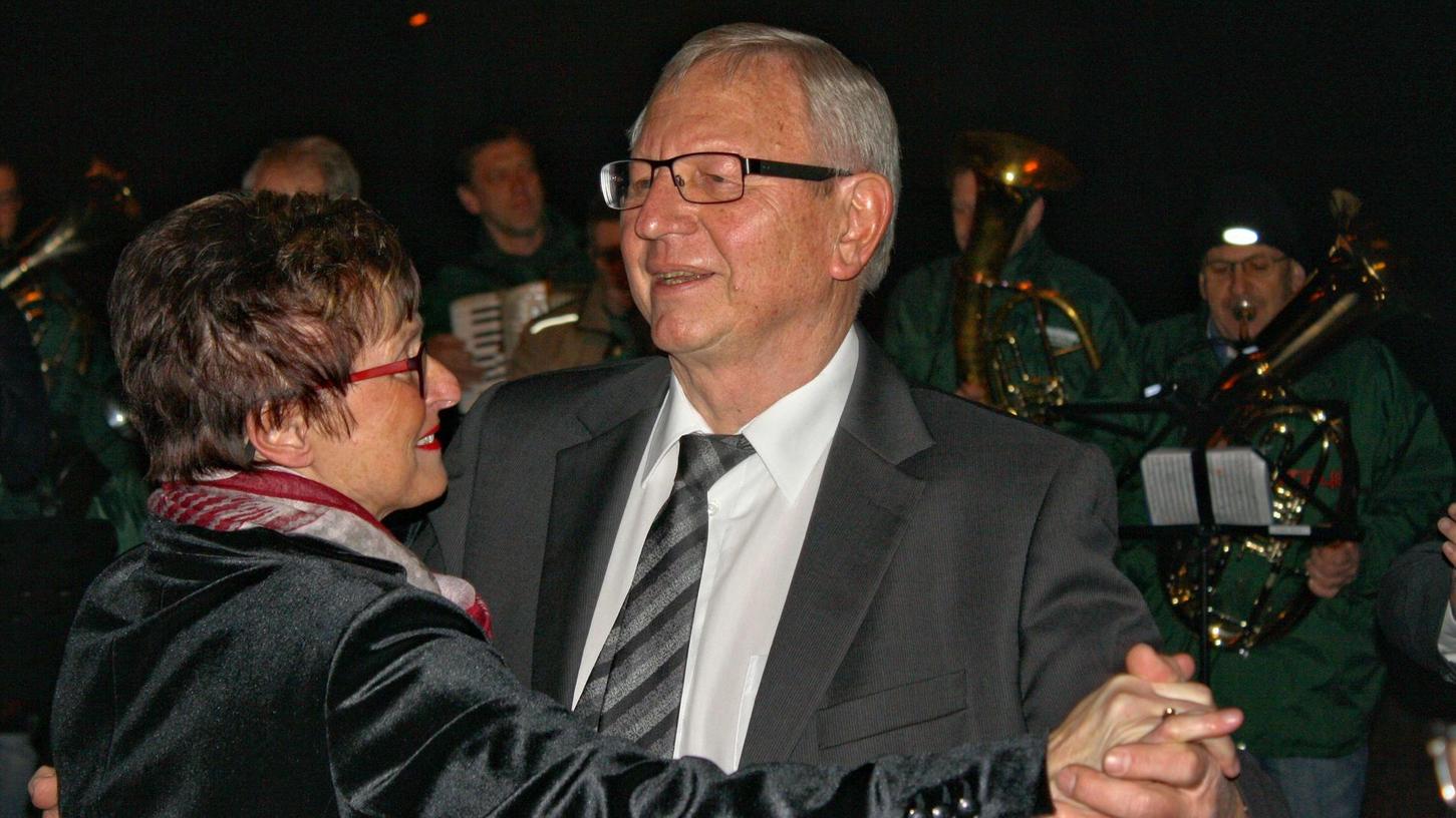 Ehrenbürger Waldemar Kleetz wagt ein Tänzchen