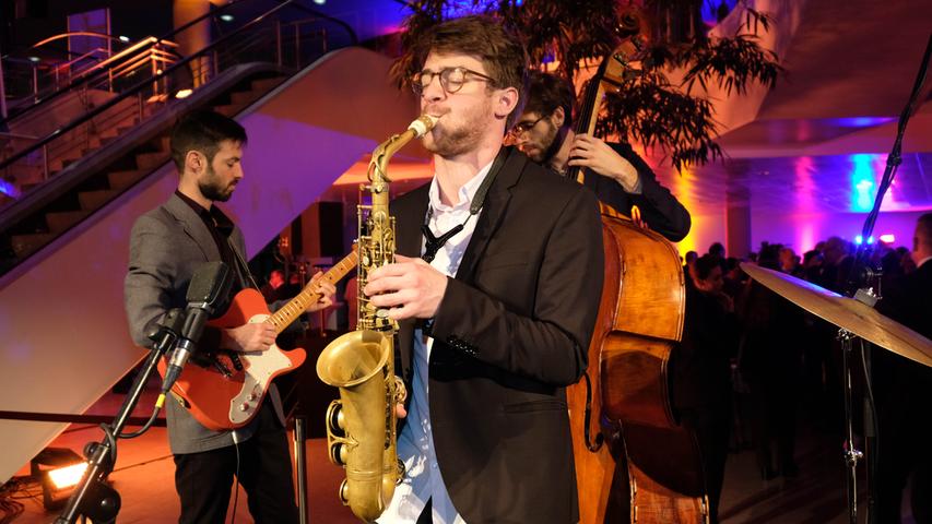 Die Jazz-Band "Young Lions on Stage" von der Nürnberger Musikhochschule - rund um Lukas Diller -  sorgte neben den nachdenklichen Reden ...