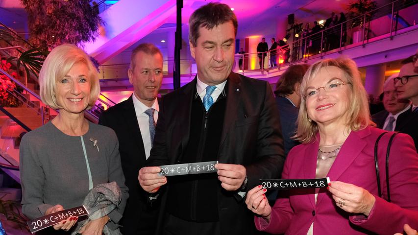 Diesen nahmen Kulturreferentin Julia Lehner, der designierte Ministerpräsident Markus Söder und CSU-Stadträtin Barbara Regitz anhand kleiner Türaufkleber gerne entgegen.