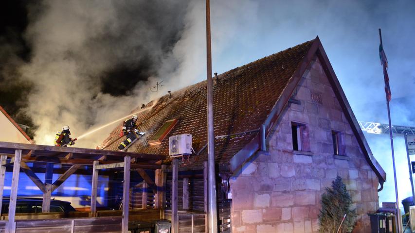 Morgendlicher Brand in Ziegelstein: Gaststätte brennt nieder
