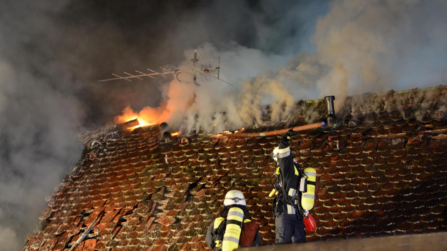 Die Flammen fraßen sich in den Dachstuhl des Gebäudes. Die Flammen fraßen sich in den Dachstuhl des Gebäudes.