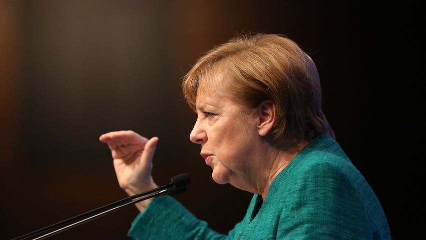 Die Zukunft der Kanzlerschaft von Angela Merkel hing nun von der SPD ab: Die Sozialdemokraten ließen sich nun doch zumindest zur Aufnahme von Sondierungsgesprächen bewegen. Auf dem CSU-Parteitag Mitte Dezember in Nürnberg appellierte Merkel derweil an die Geschlossenheit der Unionsparteien.