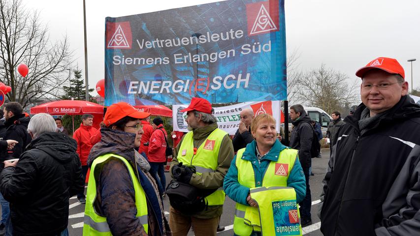 Auch in Erlangen, hier vor dem Siemens Werk F80 in der Frauenauracher Straße wurde demonstriert. Mitarbeiter aus verschiedenen Betrieben der Umgebung nahmen teil, zudem sprach Barbara Resch von der IG Metall Bayern/München vor.